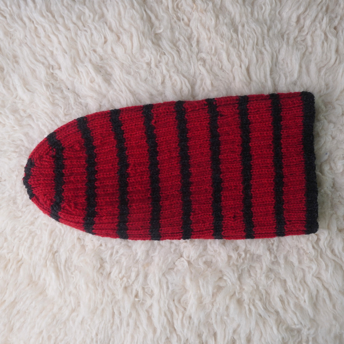 The Southlander Reknit – handgestricktes Wollmützen-Unikat in Rot und Anthrazit (RHF01-RK60)