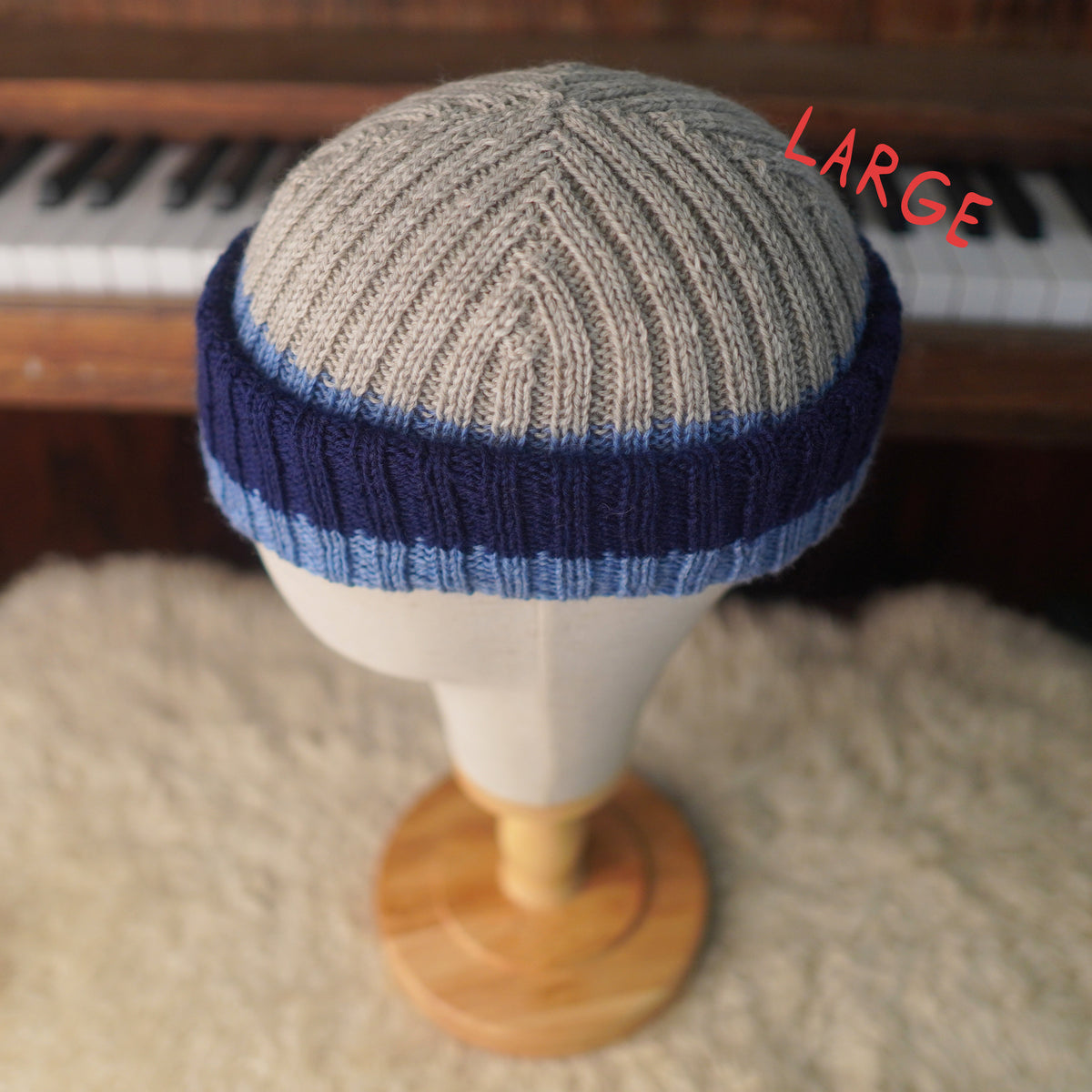 The Southlander Reknit – handgestricktes Wollmützen-Unikat in Hellbeige meliert, Nordisch Blau und Marineblau (RHF01-RK61)