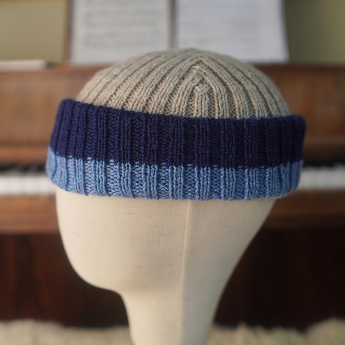 The Southlander Reknit – handgestricktes Wollmützen-Unikat in Hellbeige meliert, Nordisch Blau und Marineblau (RHF01-RK61)