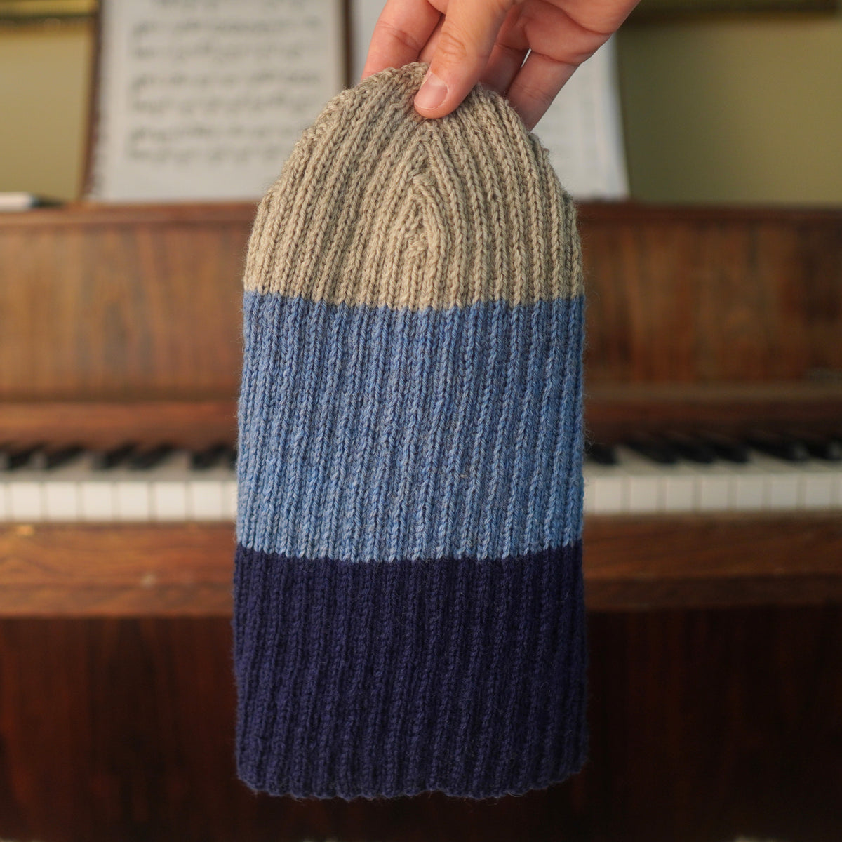The Southlander Reknit – handgestricktes Wollmützen-Unikat in Hellbeige meliert, Nordisch Blau und Marineblau (RHF01-RK61)