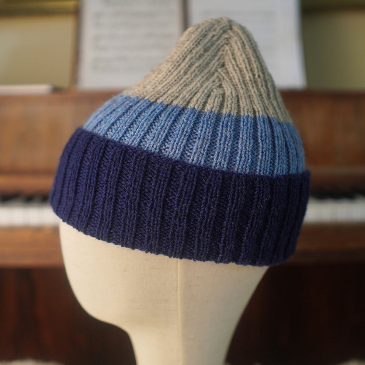 The Southlander Reknit – handgestricktes Wollmützen-Unikat in Hellbeige meliert, Nordisch Blau und Marineblau (RHF01-RK61)