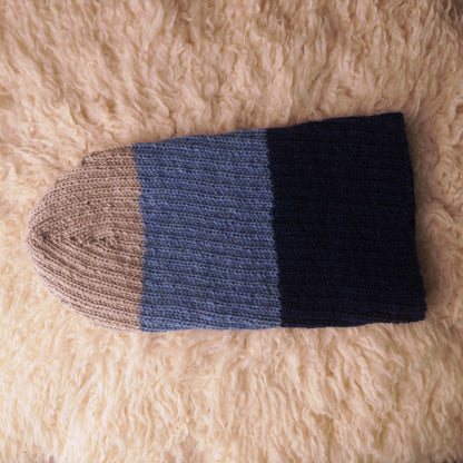 The Southlander Reknit – handgestricktes Wollmützen-Unikat in Hellbeige meliert, Nordisch Blau und Marineblau (RHF01-RK61)