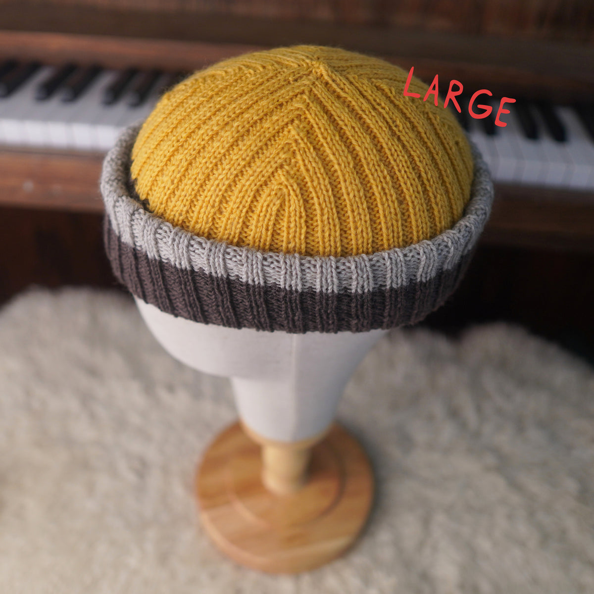 The Southlander Reknit – handgestricktes Wollmützen-Unikat in Honig-Senfgelb, Nussbraun und Hellbeige meliert (RHF01-RK62)