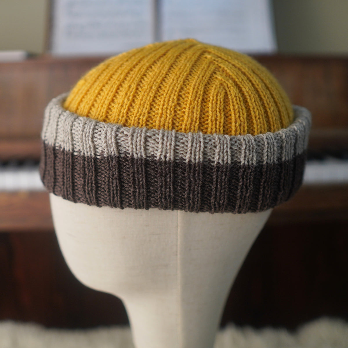 The Southlander Reknit – handgestricktes Wollmützen-Unikat in Honig-Senfgelb, Nussbraun und Hellbeige meliert (RHF01-RK62)