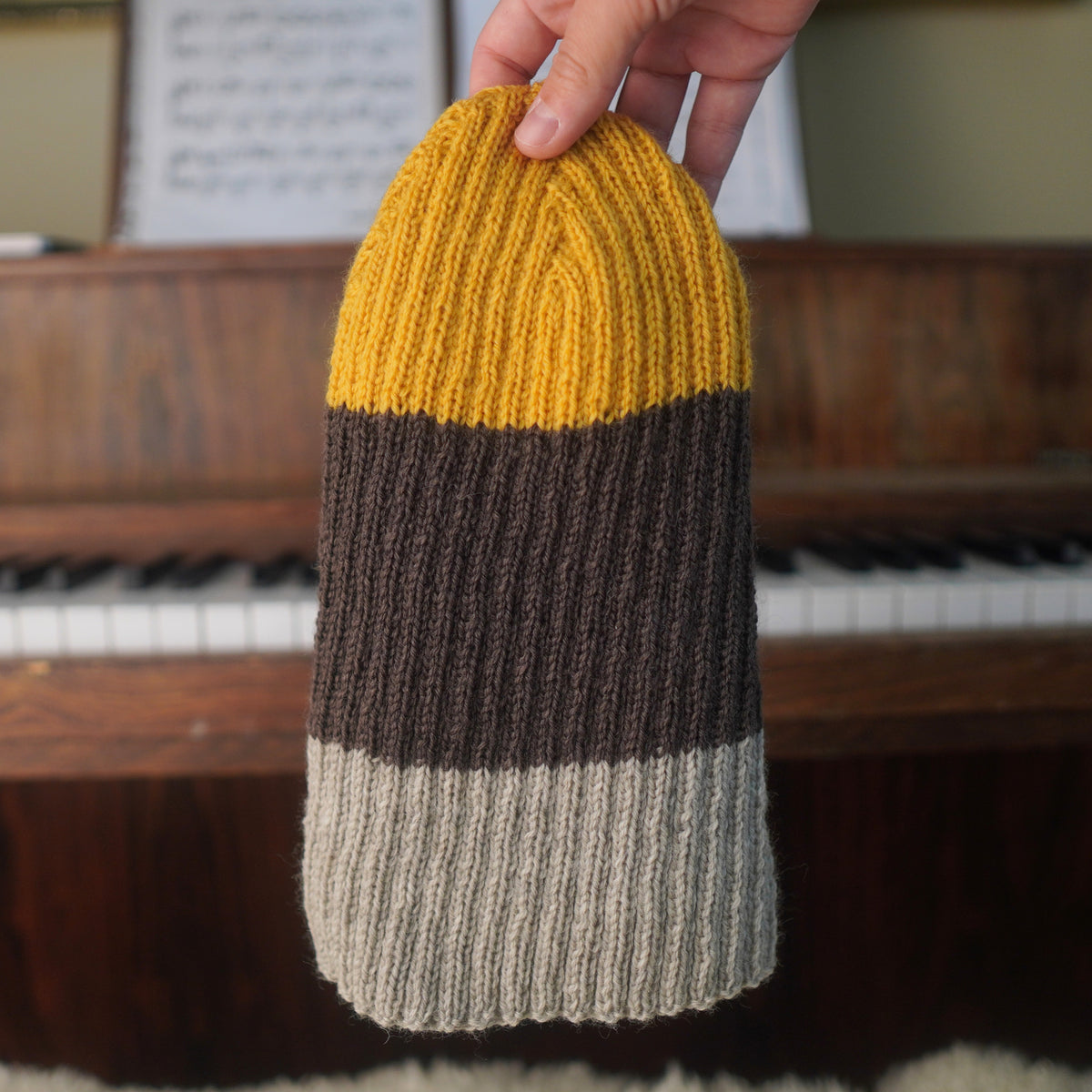 The Southlander Reknit – handgestricktes Wollmützen-Unikat in Honig-Senfgelb, Nussbraun und Hellbeige meliert (RHF01-RK62)