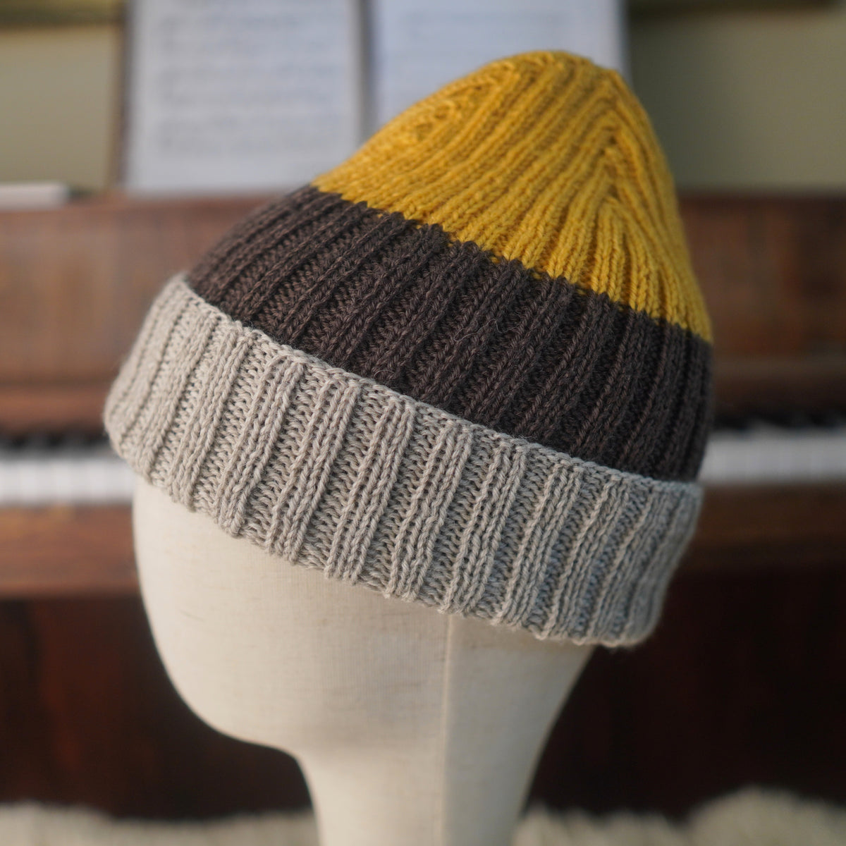 The Southlander Reknit – handgestricktes Wollmützen-Unikat in Honig-Senfgelb, Nussbraun und Hellbeige meliert (RHF01-RK62)