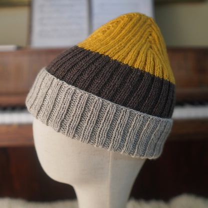 The Southlander Reknit – handgestricktes Wollmützen-Unikat in Honig-Senfgelb, Nussbraun und Hellbeige meliert (RHF01-RK62)