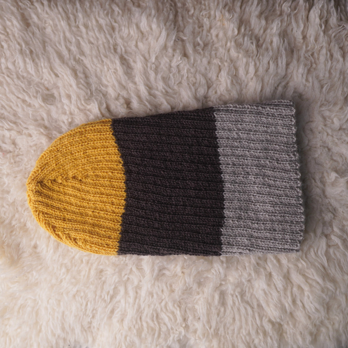 The Southlander Reknit – handgestricktes Wollmützen-Unikat in Honig-Senfgelb, Nussbraun und Hellbeige meliert (RHF01-RK62)