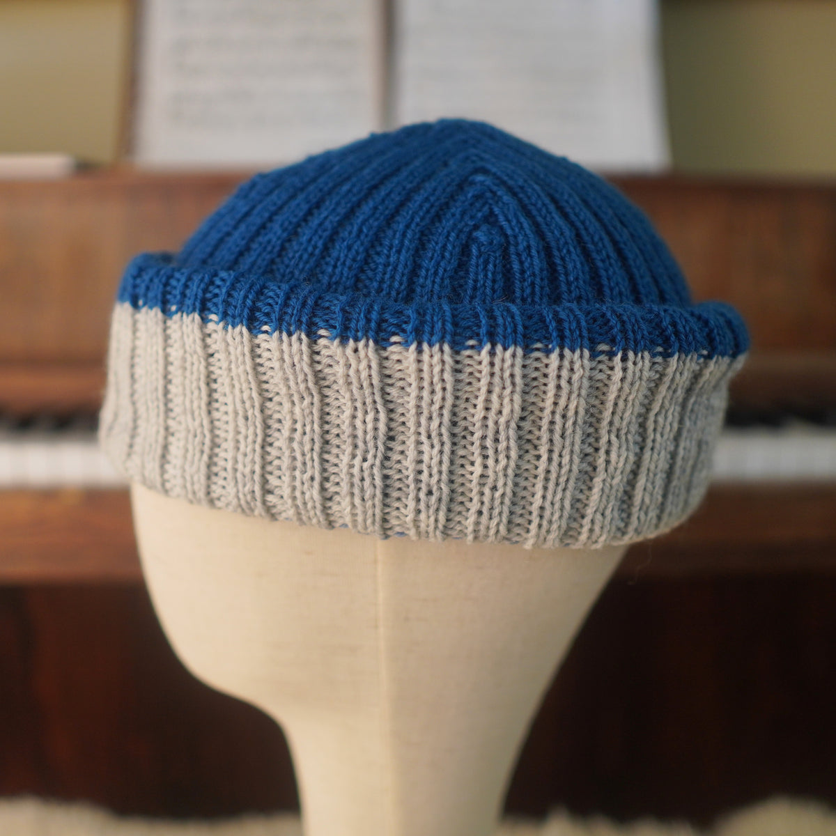 The Southlander Reknit – handgestricktes Wollmützen-Unikat in Tintenblau, Nordisch Blau und Hellgrau (RHF01-RK64)
