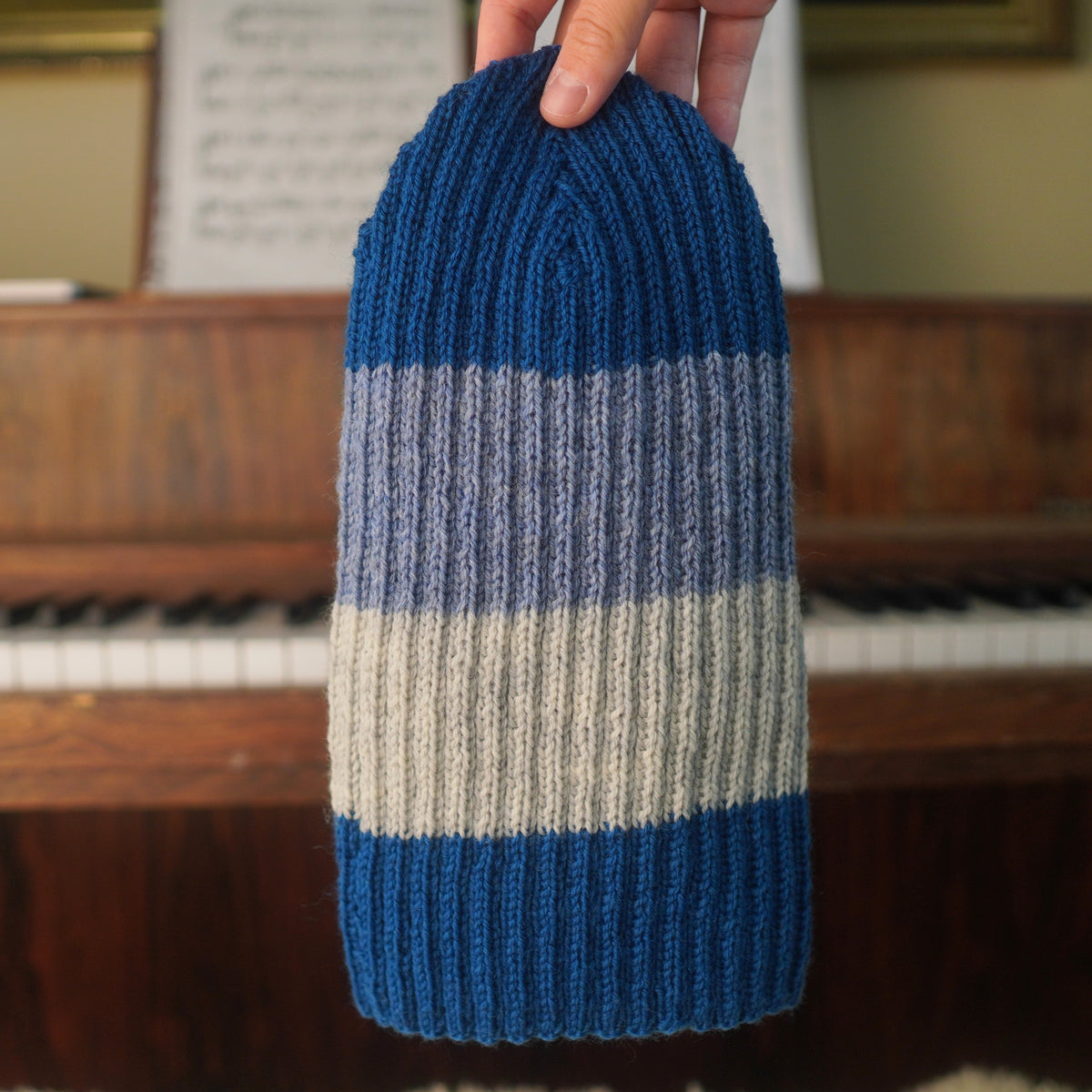 The Southlander Reknit – handgestricktes Wollmützen-Unikat in Tintenblau, Nordisch Blau und Hellgrau (RHF01-RK64)