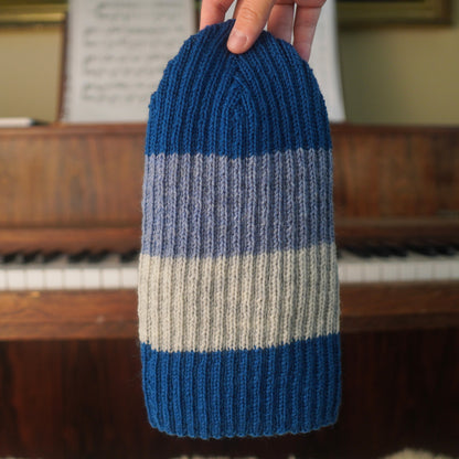 The Southlander Reknit – handgestricktes Wollmützen-Unikat in Tintenblau, Nordisch Blau und Hellgrau (RHF01-RK64)