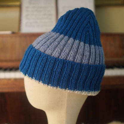 The Southlander Reknit – handgestricktes Wollmützen-Unikat in Tintenblau, Nordisch Blau und Hellgrau (RHF01-RK64)