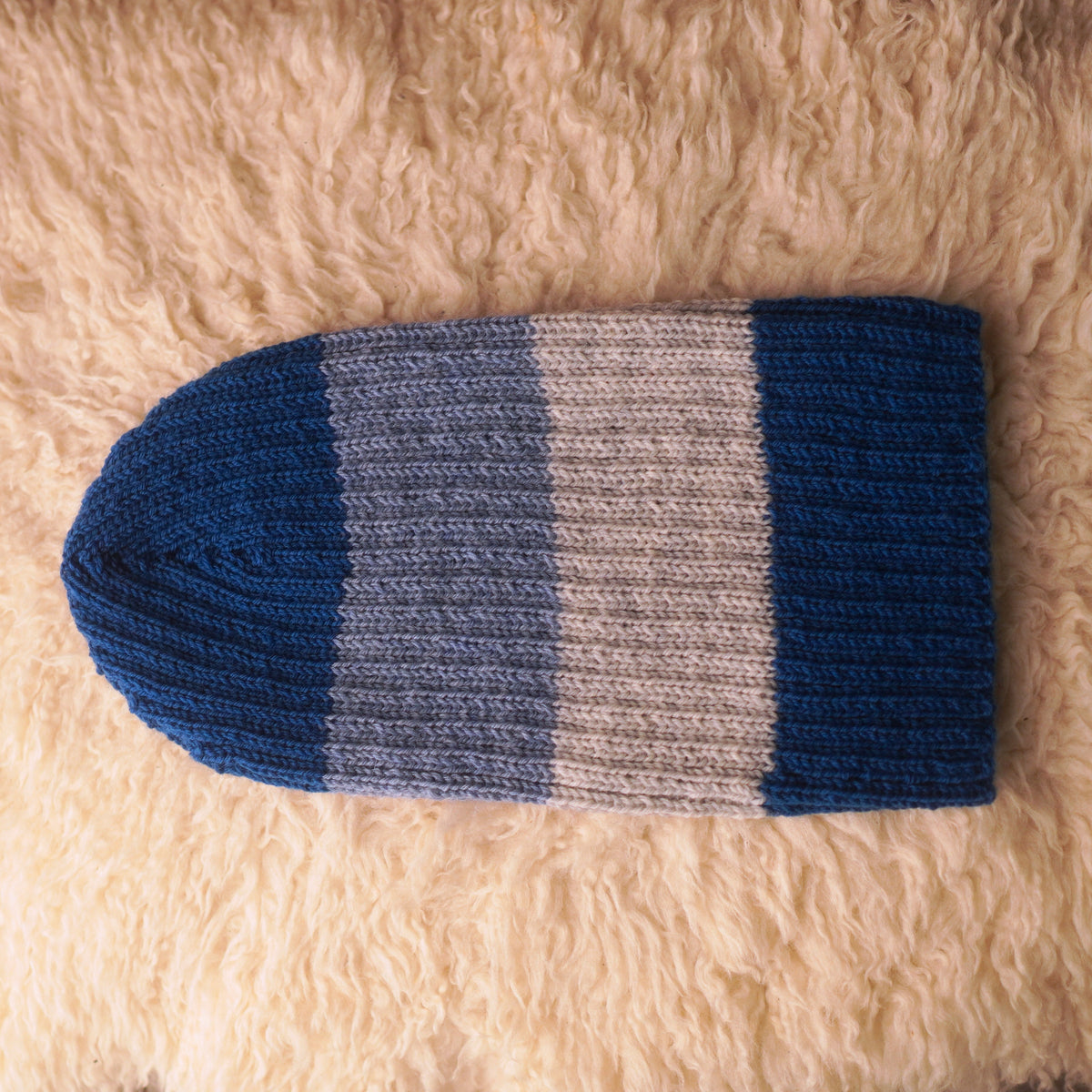 The Southlander Reknit – handgestricktes Wollmützen-Unikat in Tintenblau, Nordisch Blau und Hellgrau (RHF01-RK64)