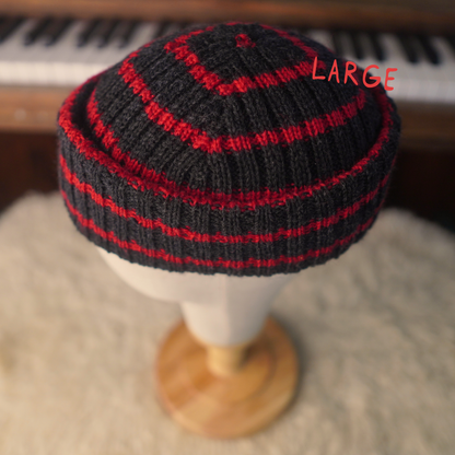 The Southlander Reknit – handgestricktes Wollmützen-Unikat in Anthrazit und Rot (RHF01-RK66)