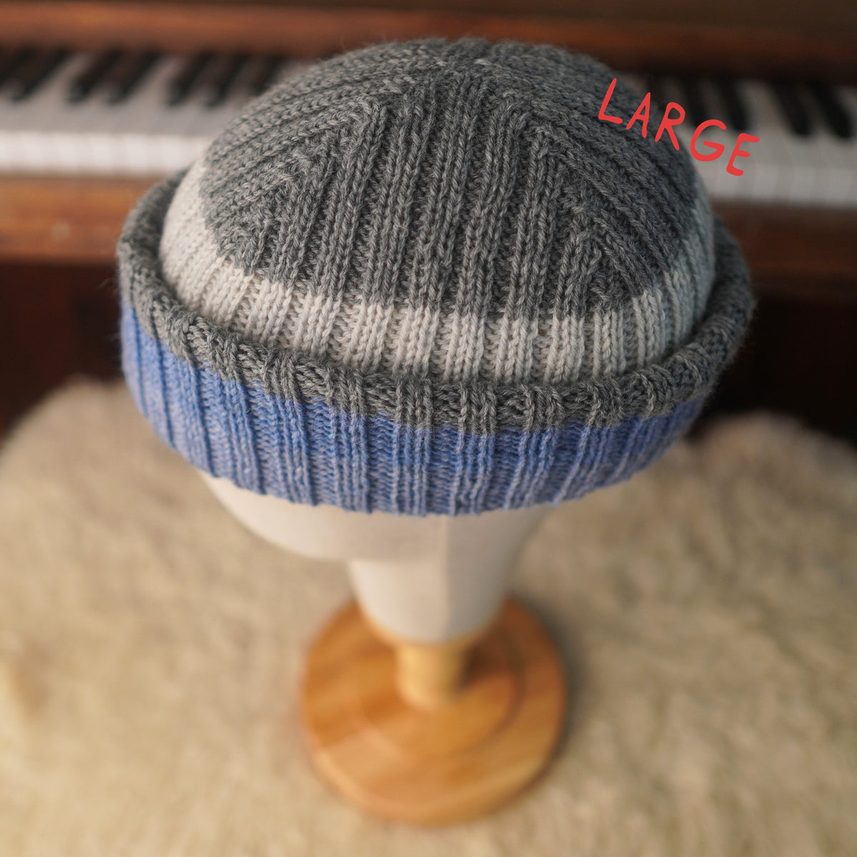 The Southlander Reknit – handgestricktes Wollmützen-Unikat in Grau meliert, Hellgrau und Nordisch Blau (RHF01-RK65)