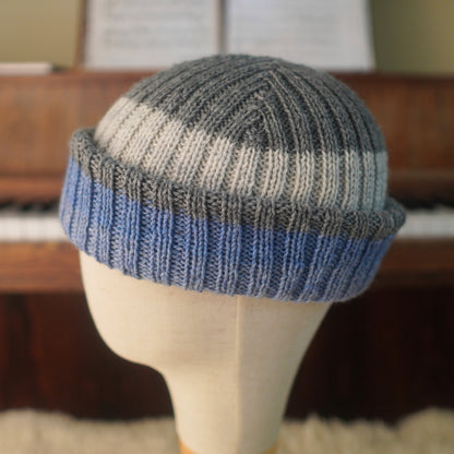 The Southlander Reknit – handgestricktes Wollmützen-Unikat in Grau meliert, Hellgrau und Nordisch Blau (RHF01-RK65)