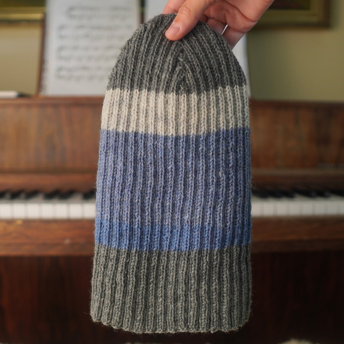 The Southlander Reknit – handgestricktes Wollmützen-Unikat in Grau meliert, Hellgrau und Nordisch Blau (RHF01-RK65)