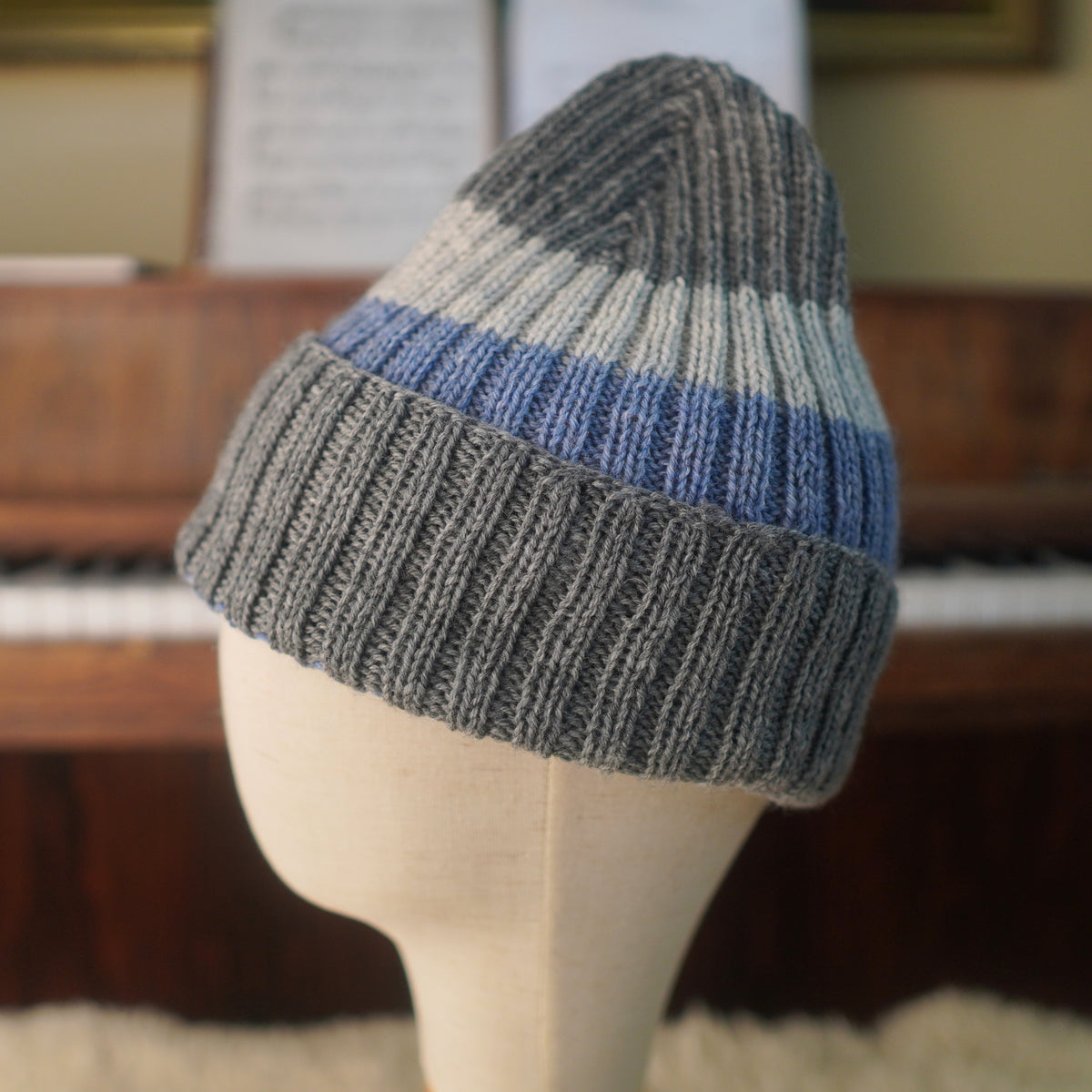 The Southlander Reknit – handgestricktes Wollmützen-Unikat in Grau meliert, Hellgrau und Nordisch Blau (RHF01-RK65)