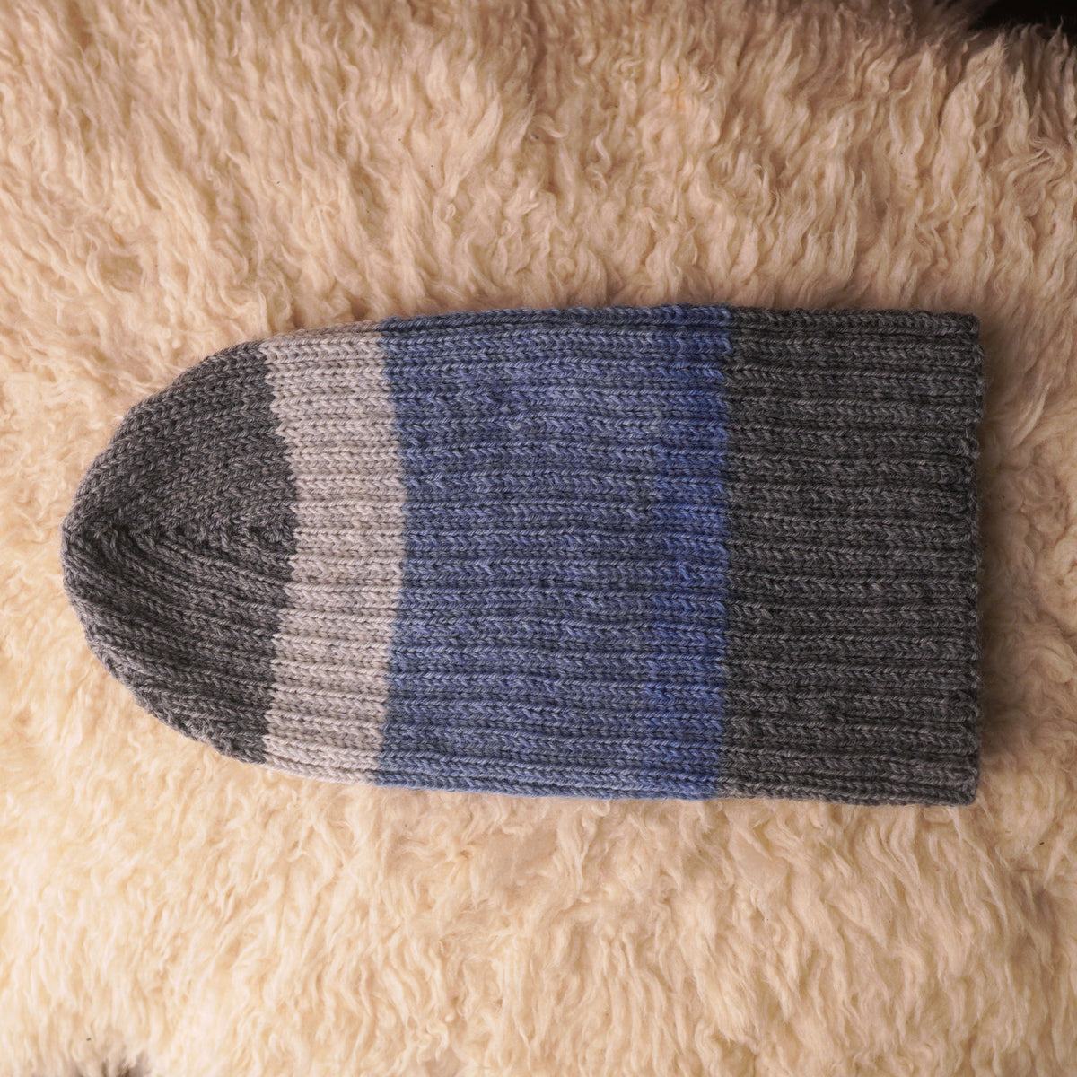 The Southlander Reknit – handgestricktes Wollmützen-Unikat in Grau meliert, Hellgrau und Nordisch Blau (RHF01-RK65)
