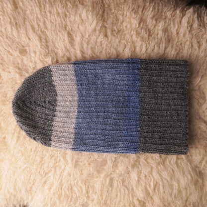 The Southlander Reknit – handgestricktes Wollmützen-Unikat in Grau meliert, Hellgrau und Nordisch Blau (RHF01-RK65)