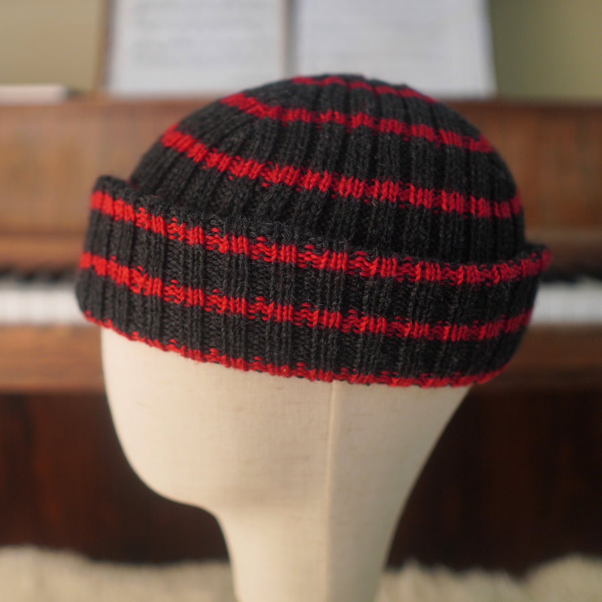 The Southlander Reknit – handgestricktes Wollmützen-Unikat in Anthrazit und Rot (RHF01-RK66)