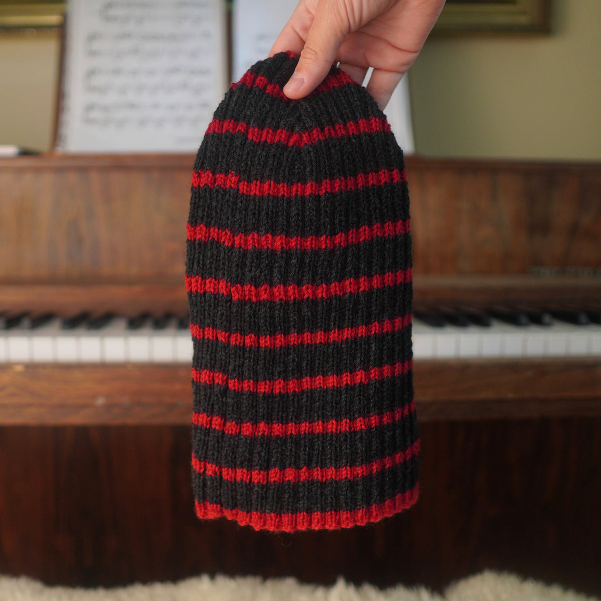 The Southlander Reknit – handgestricktes Wollmützen-Unikat in Anthrazit und Rot (RHF01-RK66)