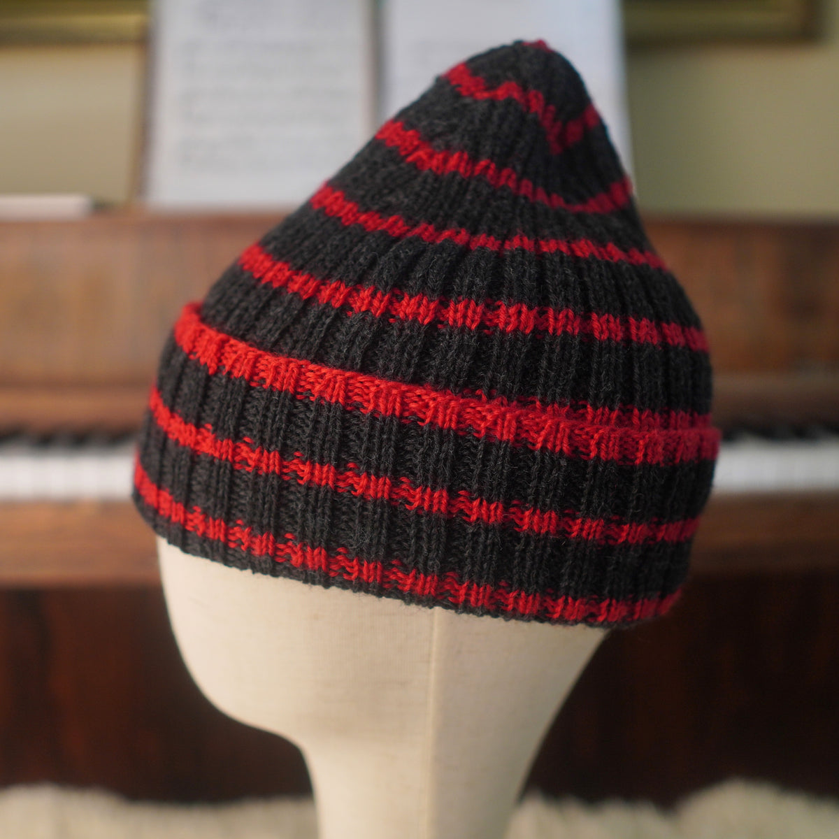 The Southlander Reknit – handgestricktes Wollmützen-Unikat in Anthrazit und Rot (RHF01-RK66)