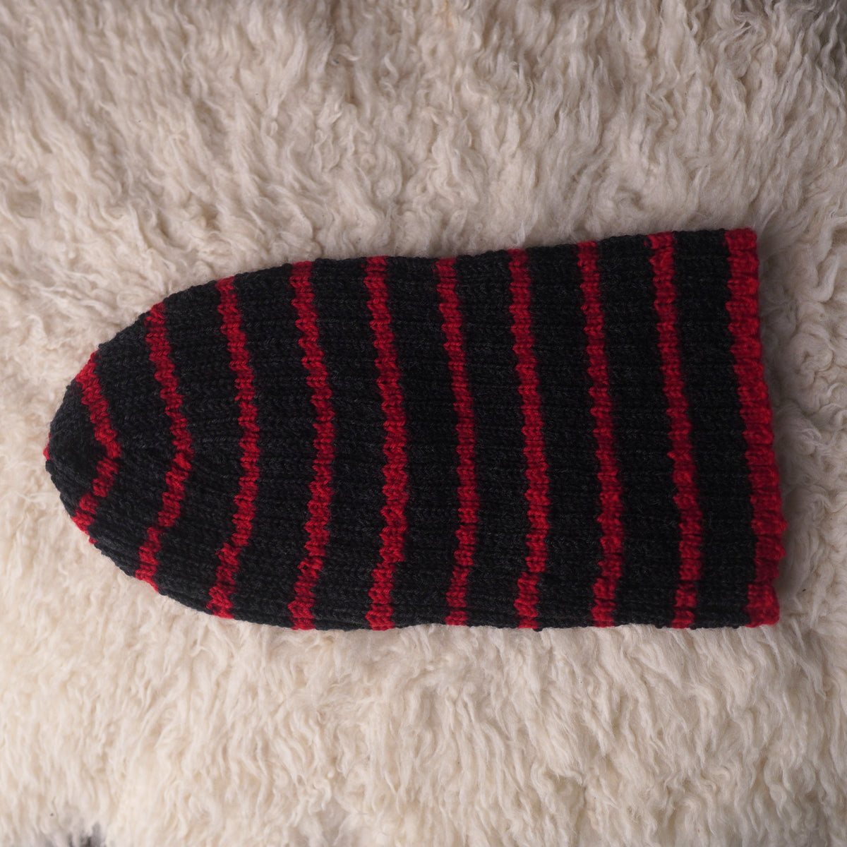 The Southlander Reknit – handgestricktes Wollmützen-Unikat in Anthrazit und Rot (RHF01-RK66)
