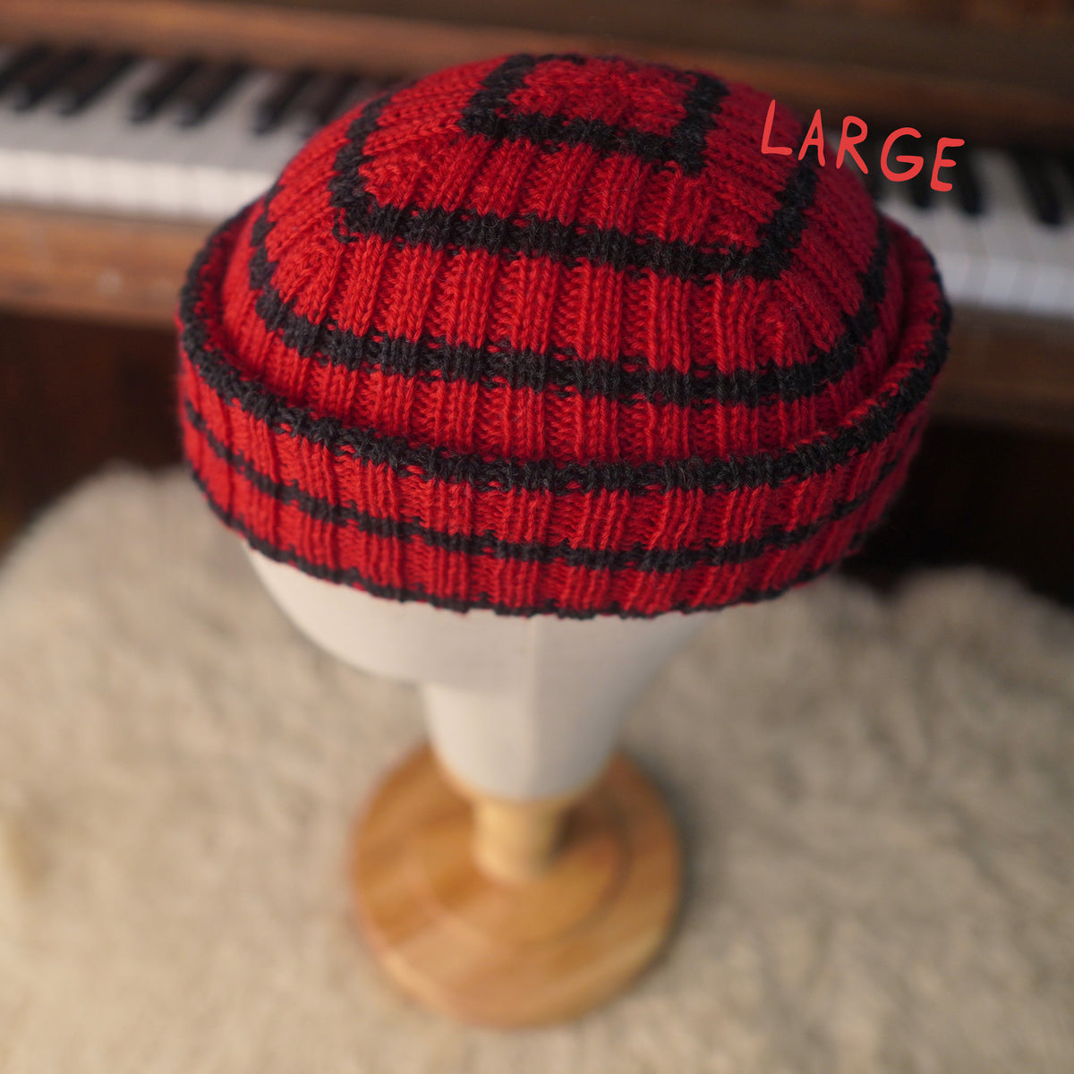 The Southlander Reknit – handgestricktes Wollmützen-Unikat in Rot und Anthrazit (RHF01-RK67)