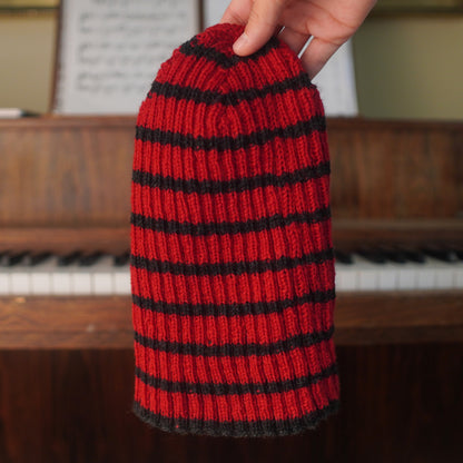 The Southlander Reknit – handgestricktes Wollmützen-Unikat in Rot und Anthrazit (RHF01-RK67)