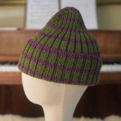 The Southlander Reknit – handgestricktes Wollmützen-Unikat in Moosgrün und Lila (RHF01-RK69)