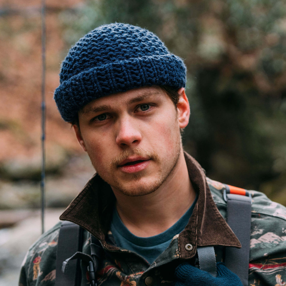 The Westcoaster – bonnet en laine grosse maille tricoté main, bleu foncé, portrait