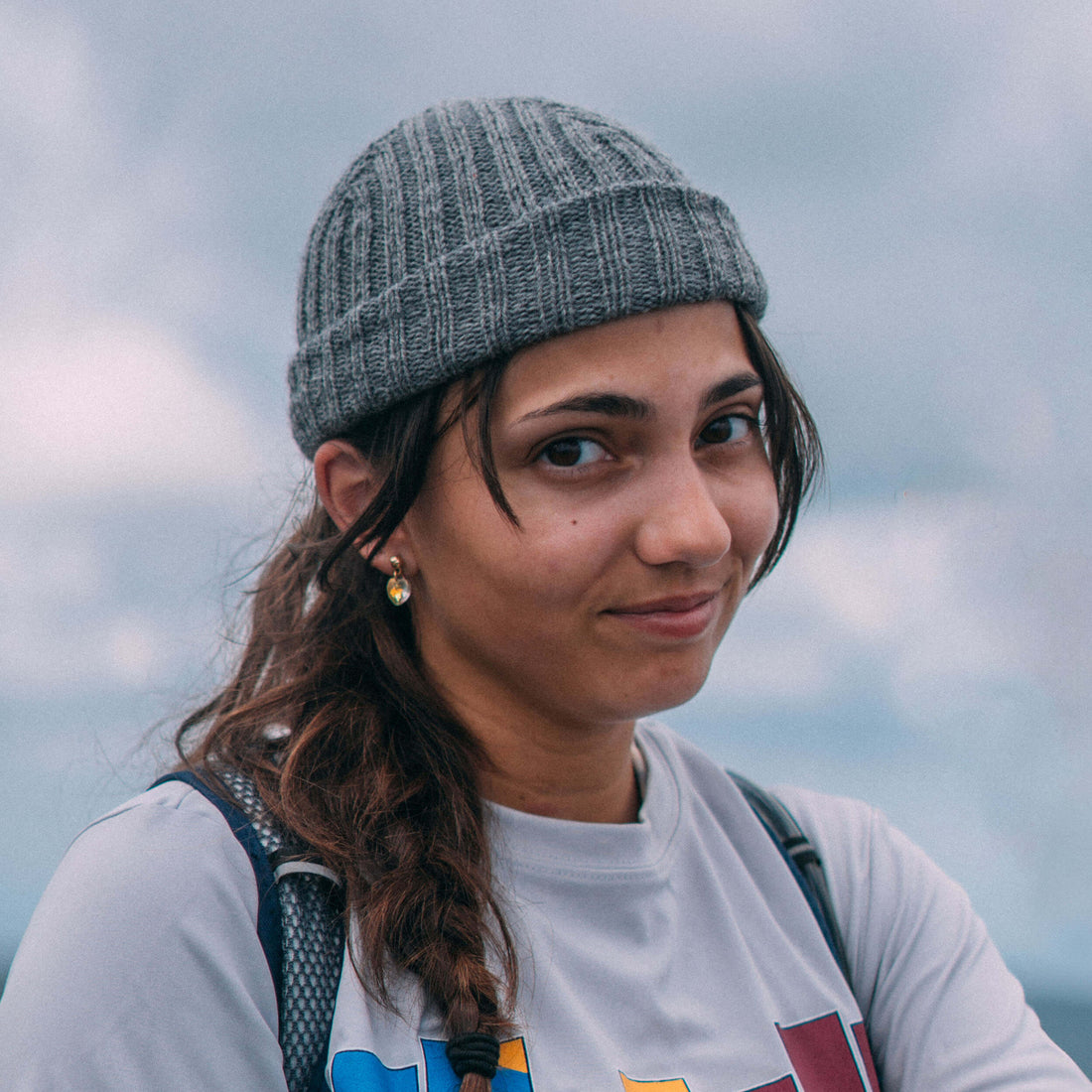 The Southlander – bonnet en laine tricoté main, gris chiné, portrait
