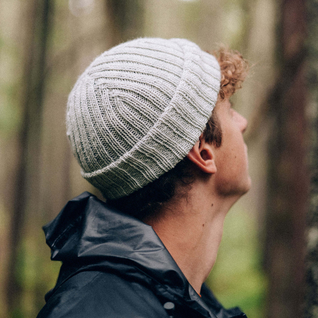 The Southlander – bonnet en laine tricoté main, gris clair, portrait