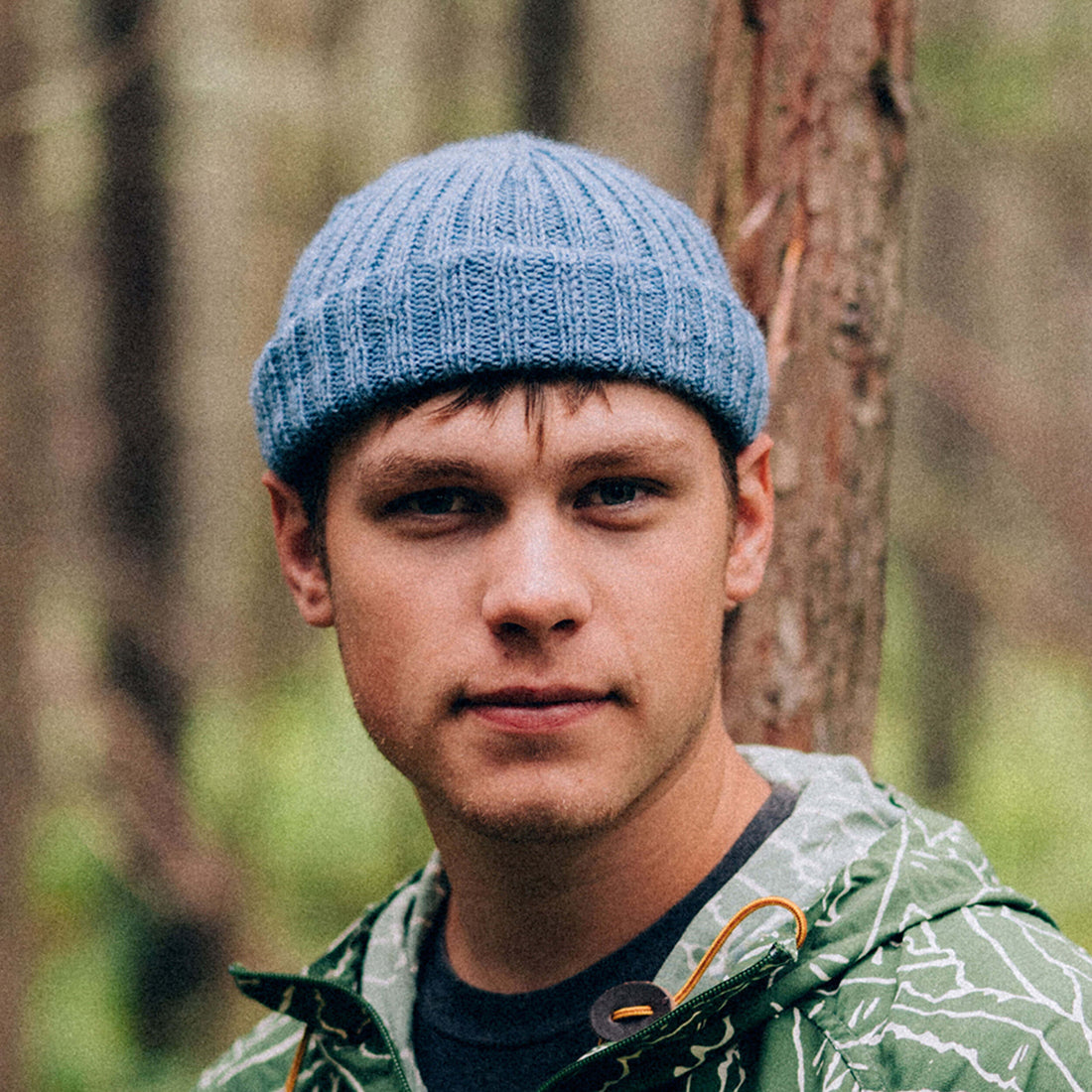 The Southlander – bonnet en laine tricoté main, bleu nordique, portrait