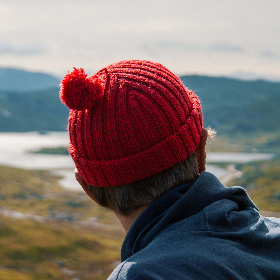 The Pom-pom – wool beanie with pom-pom, red, back view
